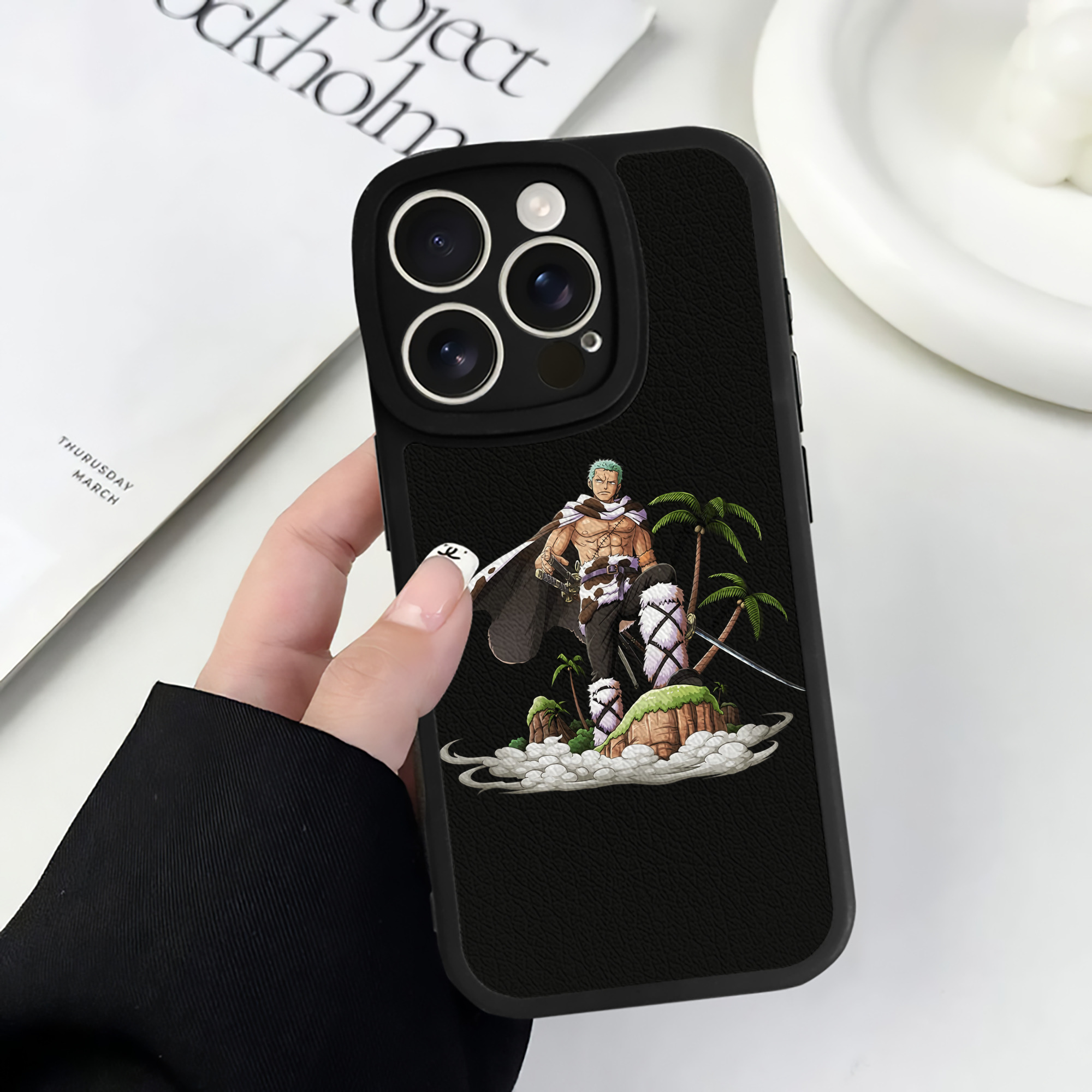 （画像用） ワンピース ロロノア・ゾロ ONE PIECE Roronoa Zoro 【iPhone 16シリーズ対応】シリコンスマホケース（レザー調） 材質：シリコン